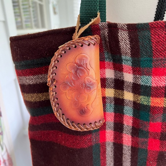 Handmade wool tote. Red interior with nylon handles and western coin purse. - Picture 4 of 7
